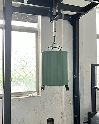 Prueba de tirón del asa de la maleta